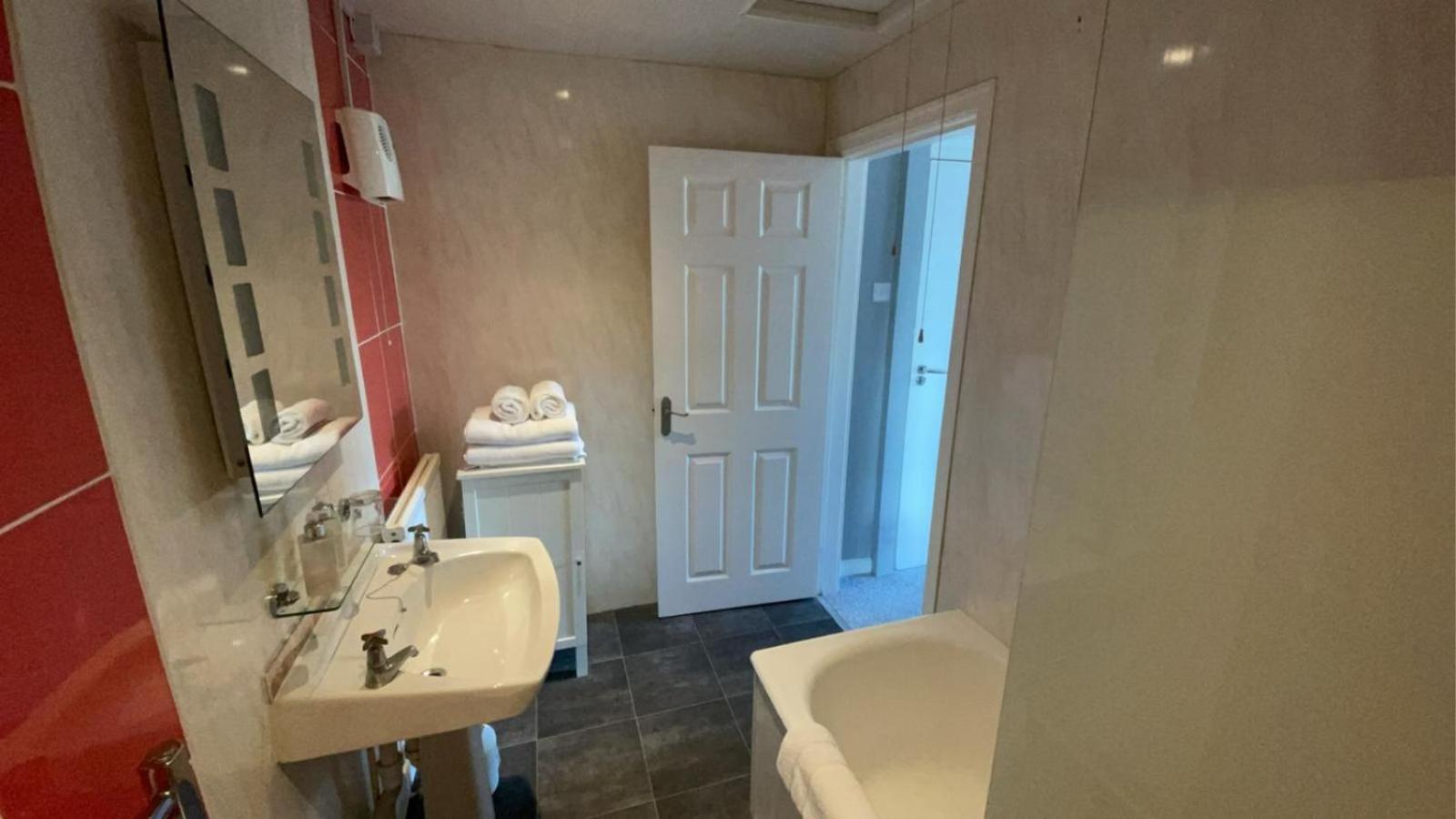 Virginia House, Ulverston Bilik gambar